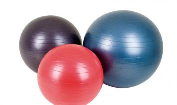 Упражнение с мячом для позвоночника и укрепления мышц спины Растяжка для спины на фитболе